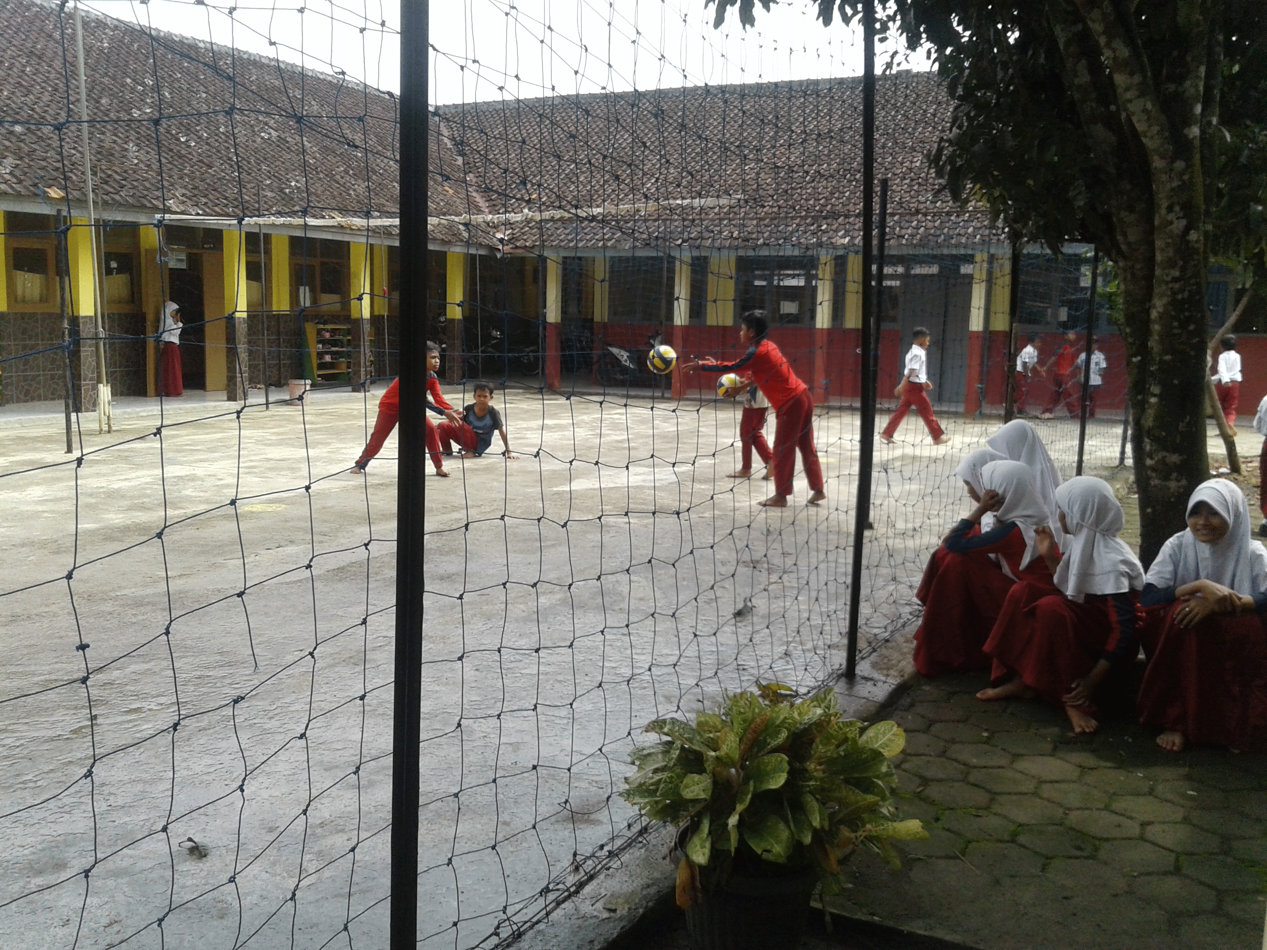 siswa-sdn-pangantolan-tengah-bermain