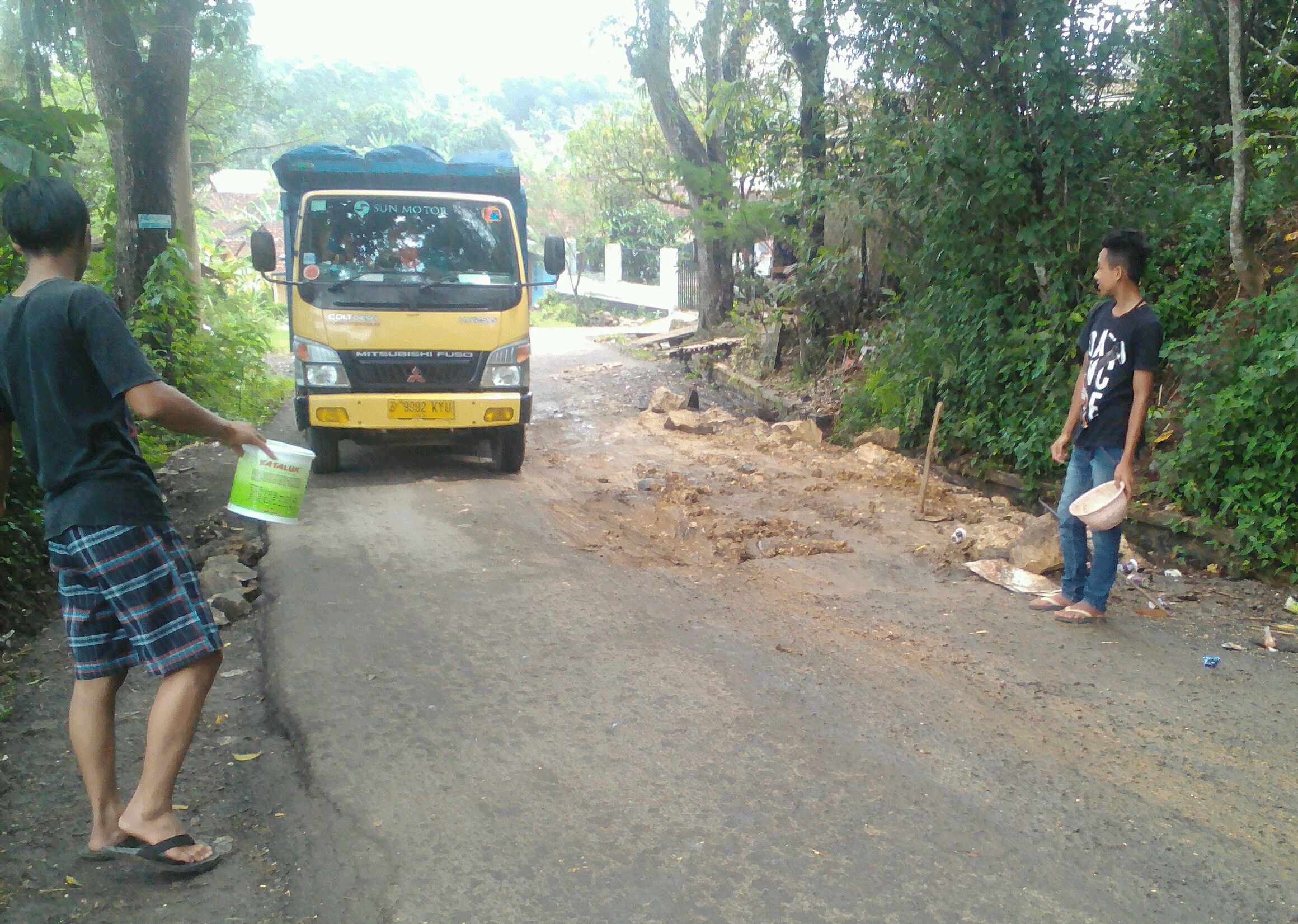 jalan-raya-babakan-cikembar-rusak-kembali