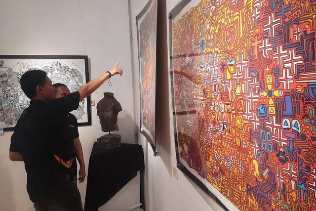 Lukisan Unik Karya Pemuda Asal Sukabumi Pukau Pengunjung Pameran