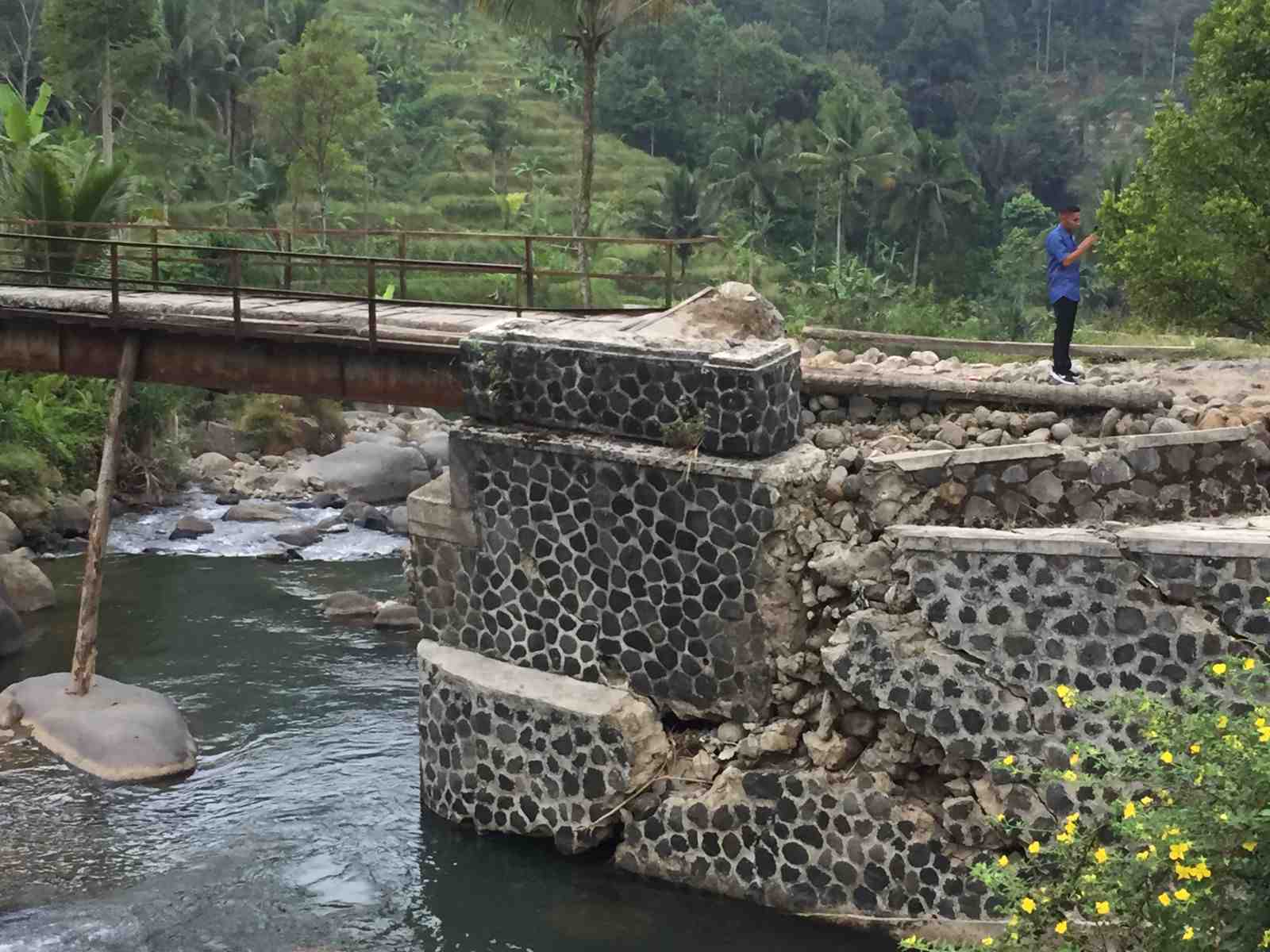 Ngeri Jembatan Nyaris Roboh Di Cikakak Tetap Digunakan Melintas Warga