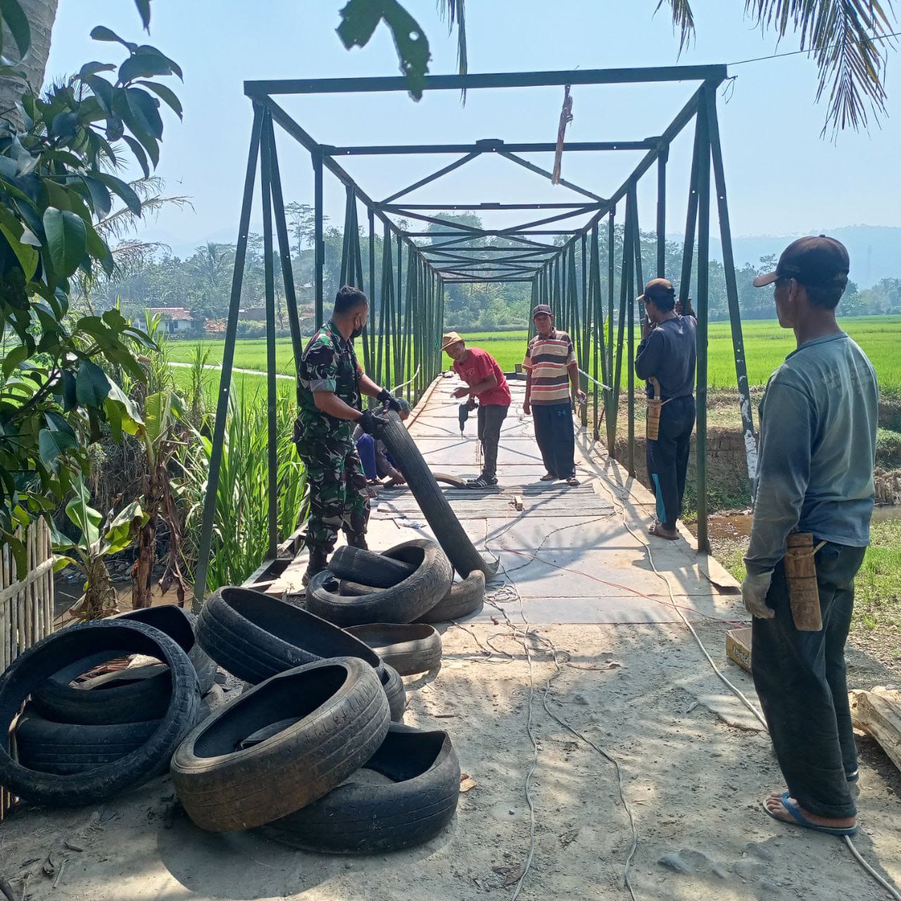 Babinsa Caringin Perbaiki Jembatan Rusak Sukabumizone