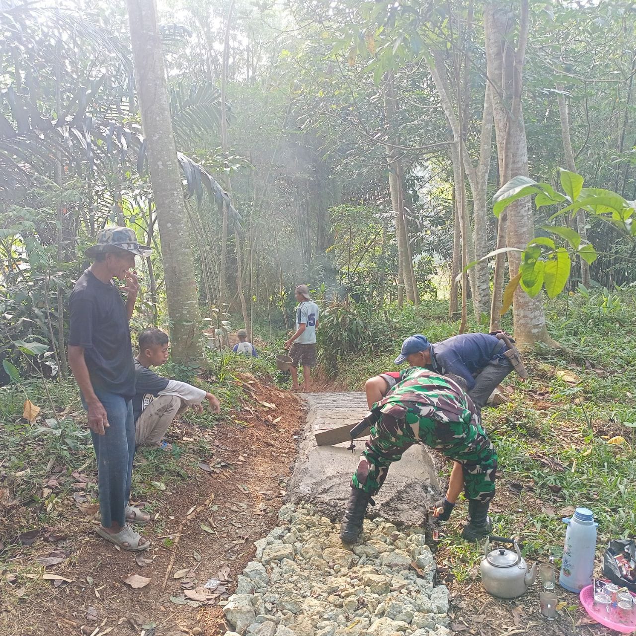 Tingkatkan Infrastruktur Babinsa Caringin Kerja Bakti Bangun Rambat