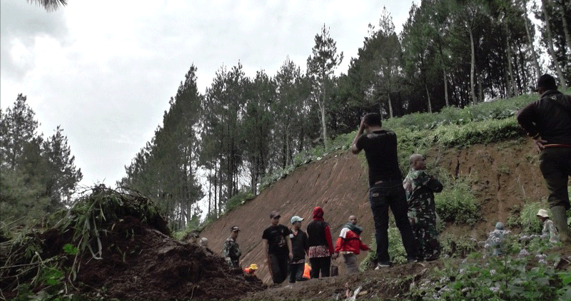 Diterjang Longsor, Arus Lalulintas ke Palabuhanratu Tersendat