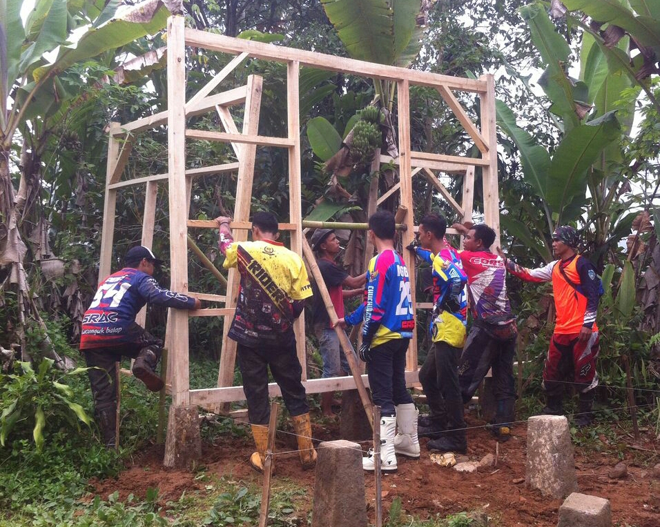 Komunitas Motor Trail Cau Kulutuk Bangun Mushola di Kampung Wangunreja