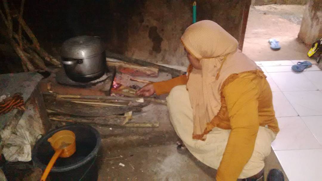 Gas Elpiji Langka, Warga Kab. Sukabumi Alih Gunakan Hawu