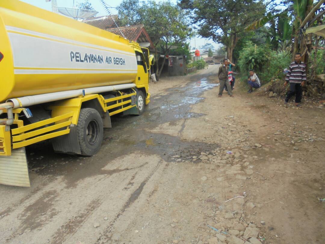 Jaga Kualitas, Desa Bojongraharja Targetkan Pembangunan pada Juli 2017  CIKEMBAR — Desa Bojongraharja, Kecamatan Cikembar, Kabupaten Sukabumi, Jawa Barat, menargetkan tahap satu pembangunan insplatuktur jalan dan posyandu direalisasikan pada Juli 2017 mendatang. Hal tersebut, dilakukan untuk menjaga kualitas bangunan. “Karena, jika diterapkan di bulan Ramdhan dikhawatirkan kinerja kurang maksimal,” kata Sekertaris Desa (Sekdes) Bojongraharja Taufik Hidayat kepada www.sukabumizone.com, Selasa, (13/6).  Adapun perencanaan pembangunan lanjut Taufik, akan dilakukan dibeberapa titik. Diantaranya, pembangunan rambat beton di Kampung Sampora sepanjang 450 meter dengan lebar 3,5 meter dan di Kampung Cioray sepanjang 300 meter dengan lebar 2,3 meter. “Sementara, pembangunan sebanyak dua posyandu yang berada di Kampung Dano dan Kampung Sadamukti. Untuk jumlah anggaran tahap satu yakni sekitar Rp 300 juta lebih yang bersumber dari Dana Desa (DD),” terangnya.  Pihaknya, optimis dengan mengedepankan budaya gotongroyong pembangunan di wilayahnya akan terwujud sesuai dengan harapan. “Kami tetap mengedepankan gotongroyong dalam setiap pembangunan desa,” paparnya.   Ke depan, Desa Bojojongraharja berencana menganggarkan untuk pembangunan insplatuktur jalan sekitar 40 persen. Sebab, masih banyak jalan desa yang kondisinya rusak parah belum ada perbaikan. “Kami harap, semua elemen khususnya masyarakat dapat mendukung guna mendrongkrak pembangunan desa karena apabila tidak ada dukungan dari masyarakat pembangunan didesa akan sulit berkembang,” pungkasnya. Bambang