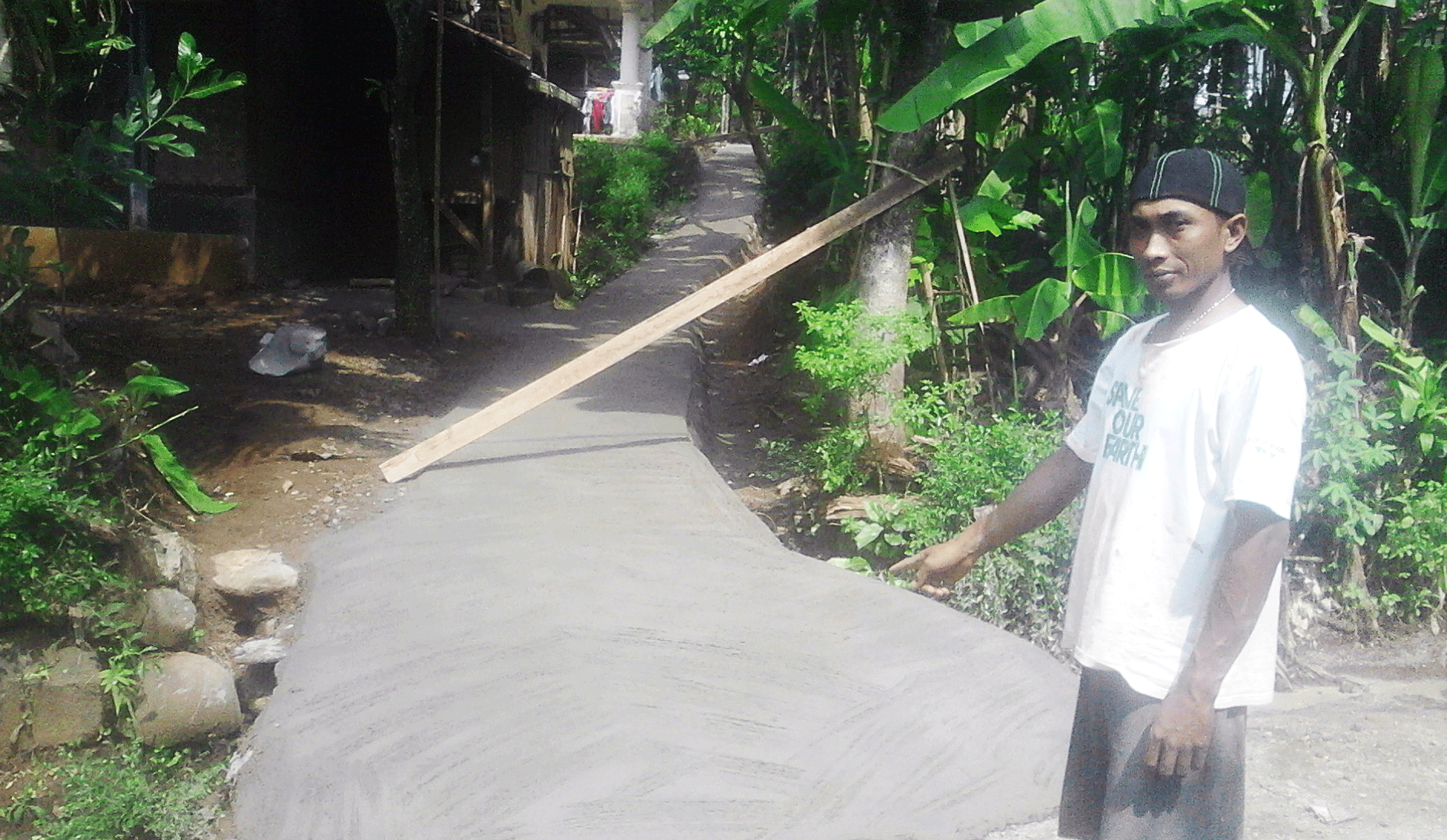 Desa Parakanlima Bangun Jalan Setapak RW Tiga