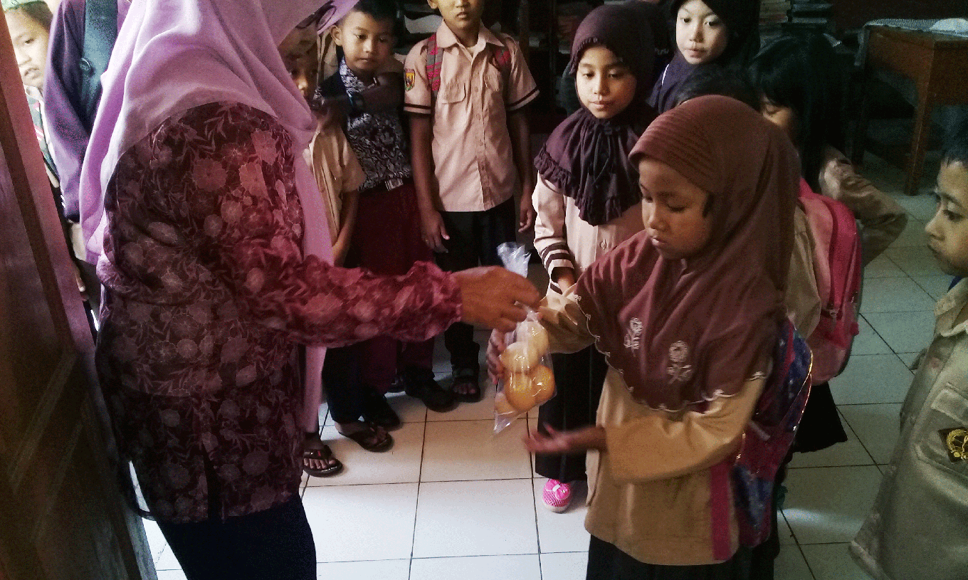 Sejumlah Siswa SDN Babakan Peroleh Bantuan Telur