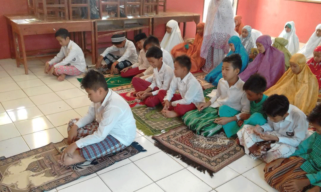Bulan Ramadhan, Siswa SDN Cilaksana Dirikan Sholat Dhuha Bersama