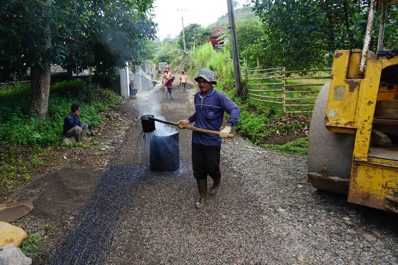 Di Cikembar, Jalan Cibarengkok Cipetir Diperbaiki