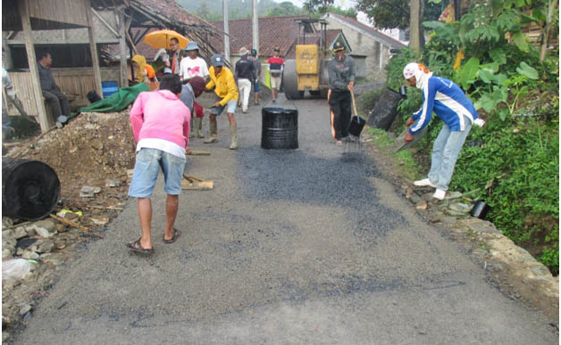 Warga Bojongkembar Sambut Antusias Pembangunan Jalan Lapen Blok M