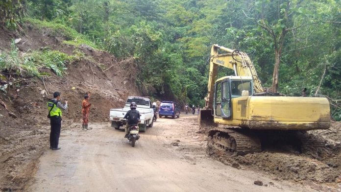 Di Selatan Sukabumi Longsor Kembali Timbun Jalan Provinsi