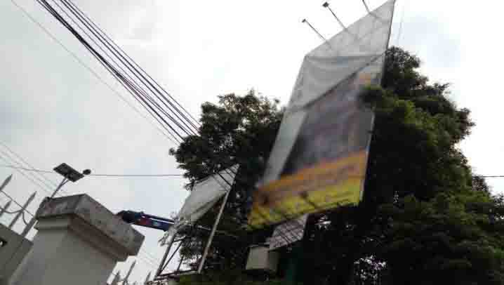 Billboard Paslon Wali Kota Sukabumi di Tertibkan Panwaslu