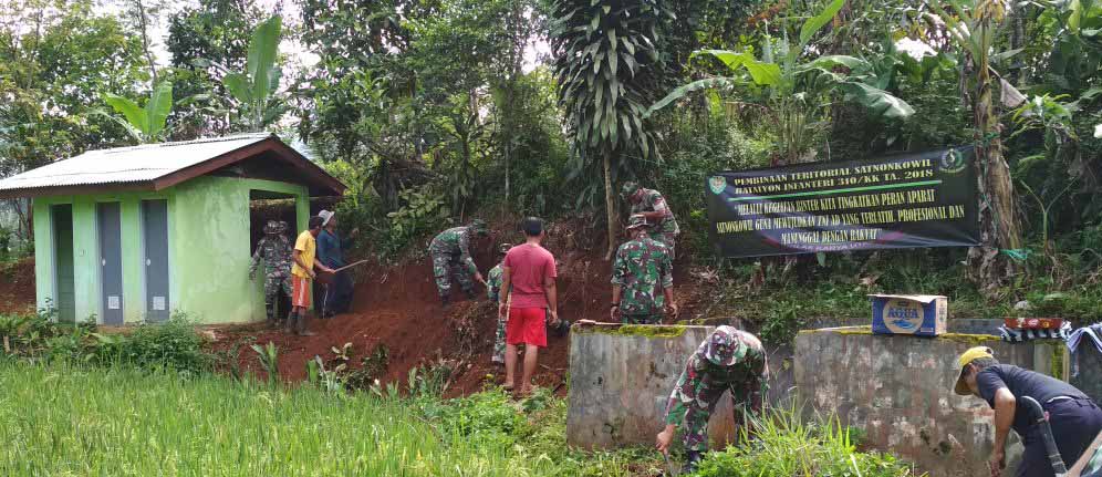 Puluhan Anggota TNI Bangun Jalan Setapak di Desa Cimanggu