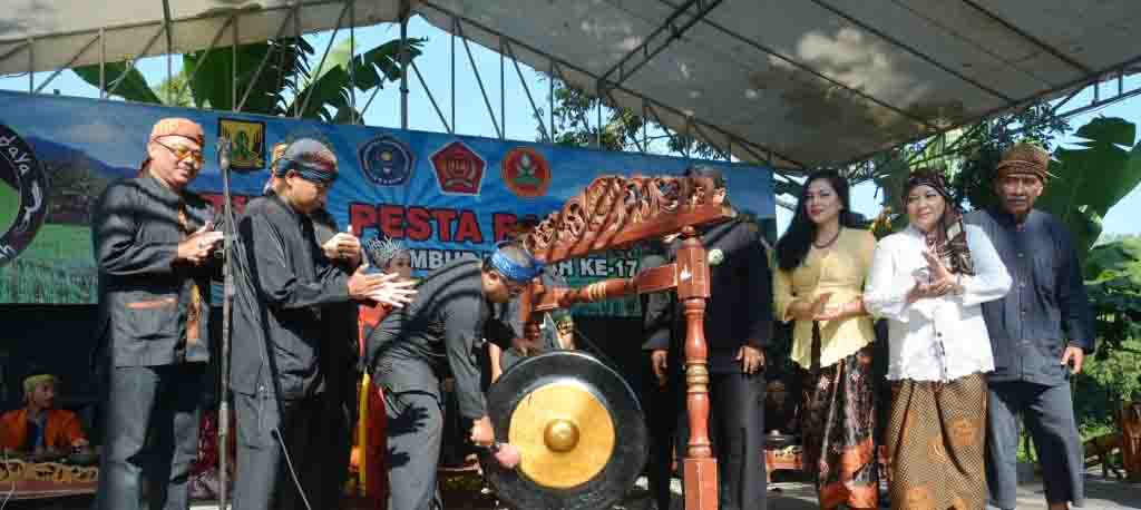 Festival Pesta Rakyat ke 17 Kampung Budaya Lembur Tengah Meriah