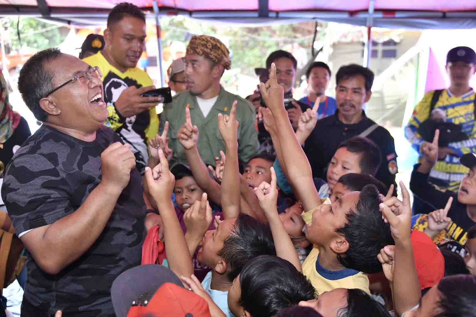 Pasca Bencana Bupati Sukabumi Ajak Bermain Anak Terdampak Bencana