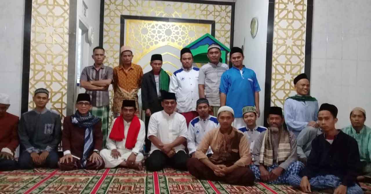 Camat Warungkiara dan Kades Girijaya Sholat Subuh Berjamaah di Masjid Al-Barokah