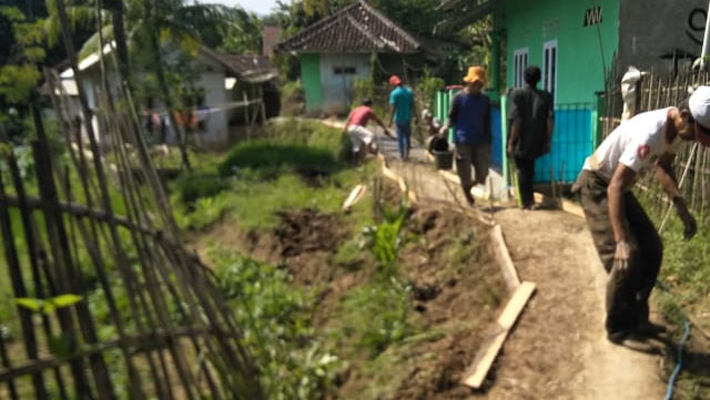 Rabat Benton Jalan Lingkungan Cihalu Desa Mekarjaya Dibangun