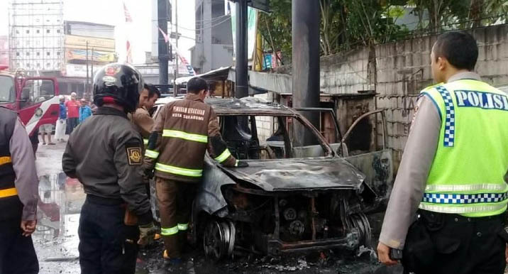 Diduga Akibat Korsleting Listrik Sebuah Mobil Terbakar di Jalan Jalur Lingkar Selatan