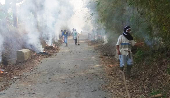 Sejumlah Warga Desa Girijaya Gelar Bersih-Bersih Jelang HUT RI ke-74