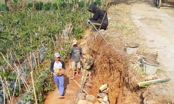 Cegah Tanah Longsor, Pembangunan TPT di Desa Sukamanah Menjadi Skala Prioritas 2019