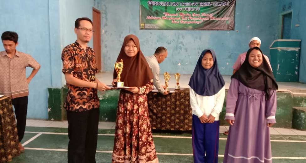Pemdes Bojongraharja Berikan Hadia Bagi Puluhan Peserta Lomba di PHBI