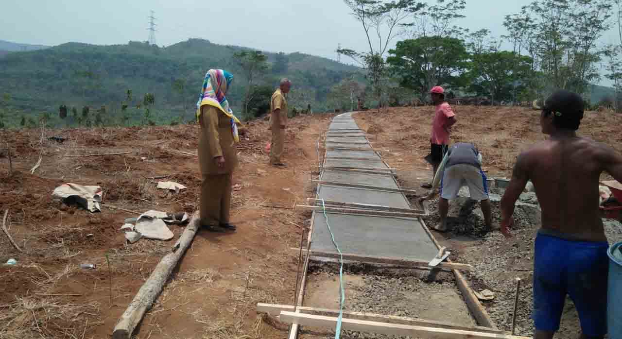 Pembangunan Jalan Lingkungan di Desa Damarraja Capai 90 Persen