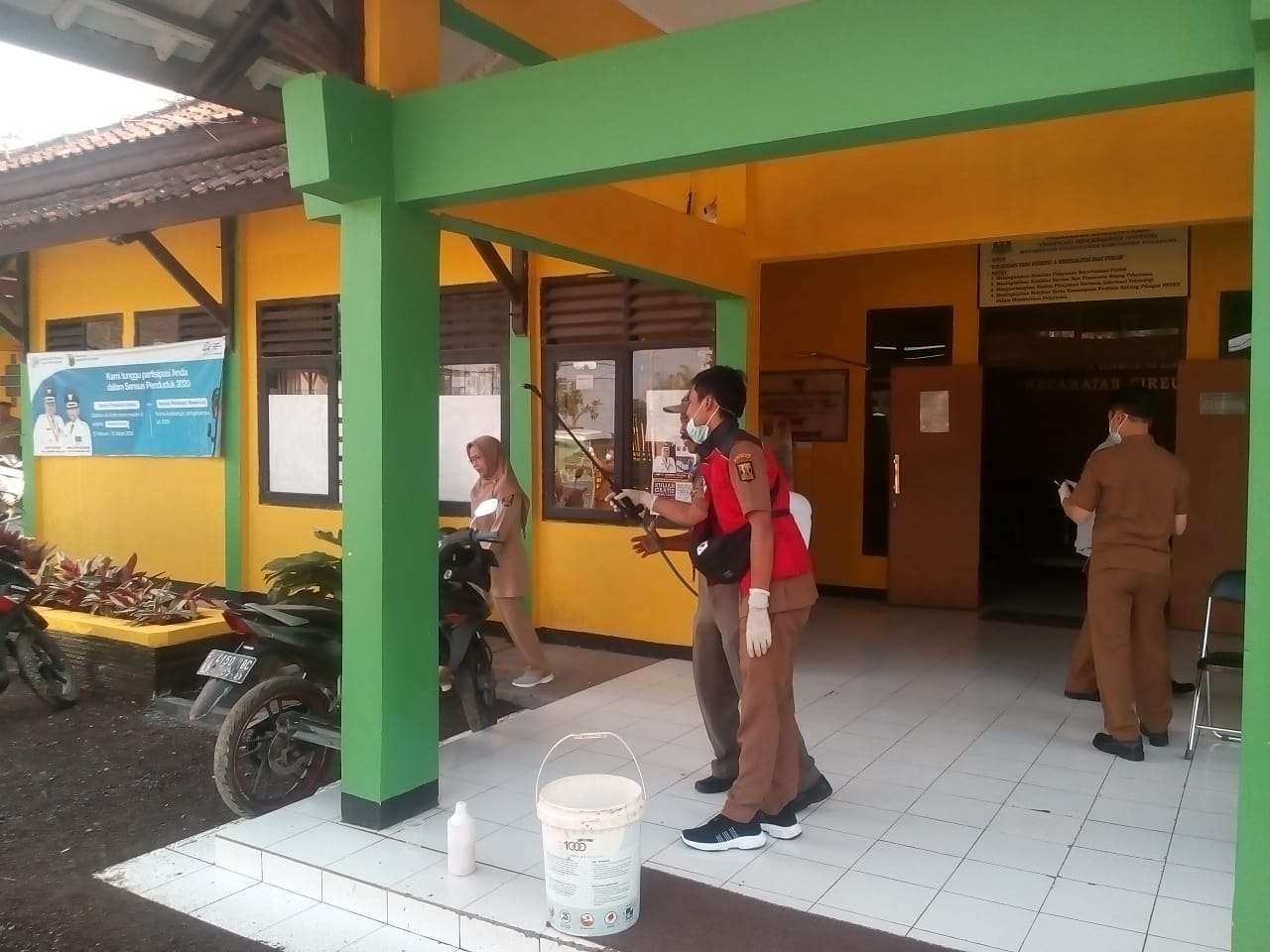 Cegah Covid-19, Kantor Kecamatan Cireunghas Disemprot Disinfektan