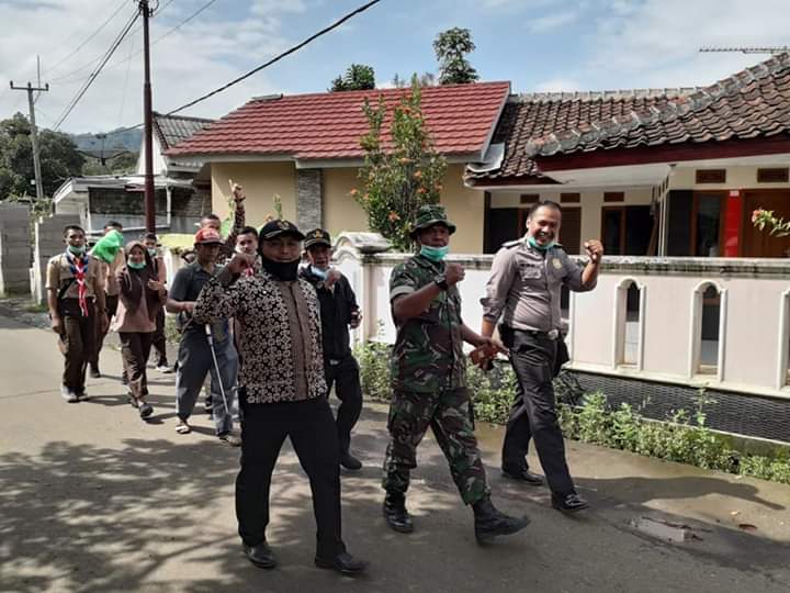 Kades Cijurey Pimpin Langsung Penyemprotan Disinfektan ke Pemukiman Warga