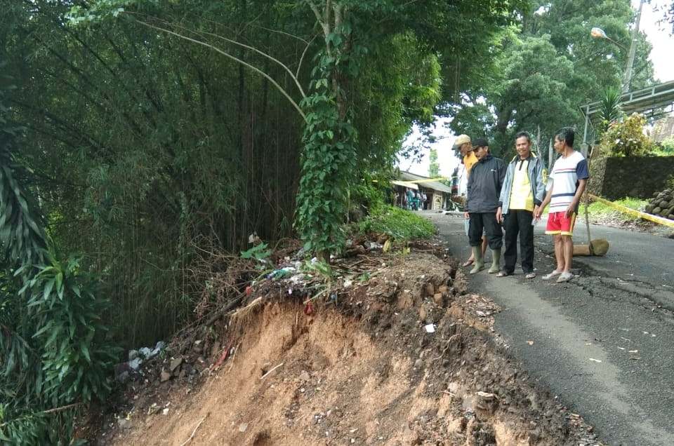 Akses Jalan Kabupaten di Cireunghas Teracam Longsor     