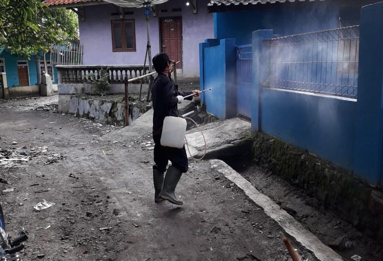 Penyemprotan Disinfektan Juga Dilakukan Pemdes Mekarjaya