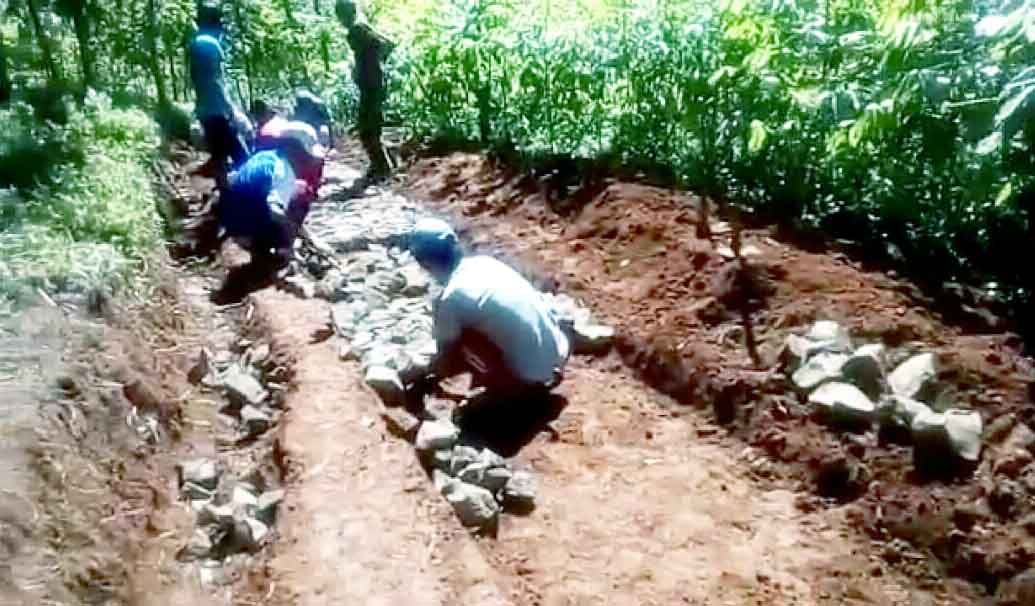 Pemdes Girijaya Gotongroyong Perbaiki Jalan Poros Desa