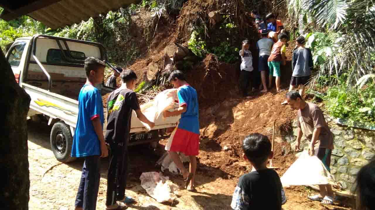 TPT di Desa Hegarmanah Tergerus Tanah Longsor