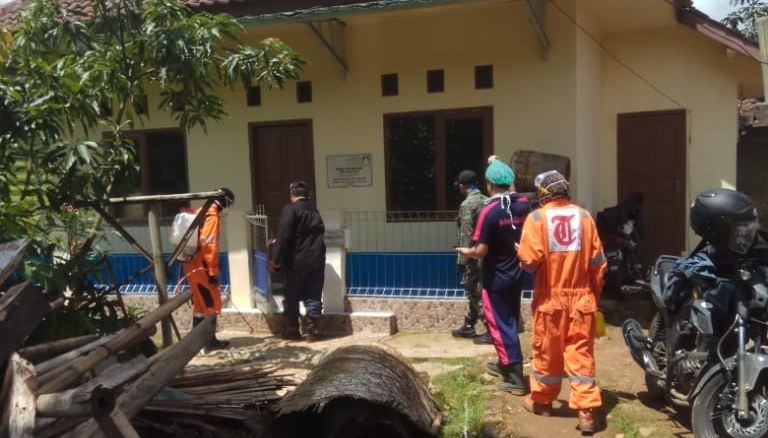 Pemdes Mekarsari Lawan Covid-19 dengan Penyemprotan Disinfektan