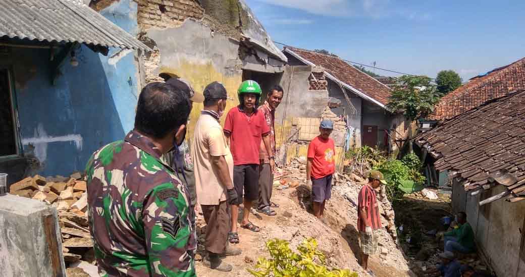 Pemdes Caringin Berikan Bantuan Sembako dan Matrial Kepada Korban Longsor