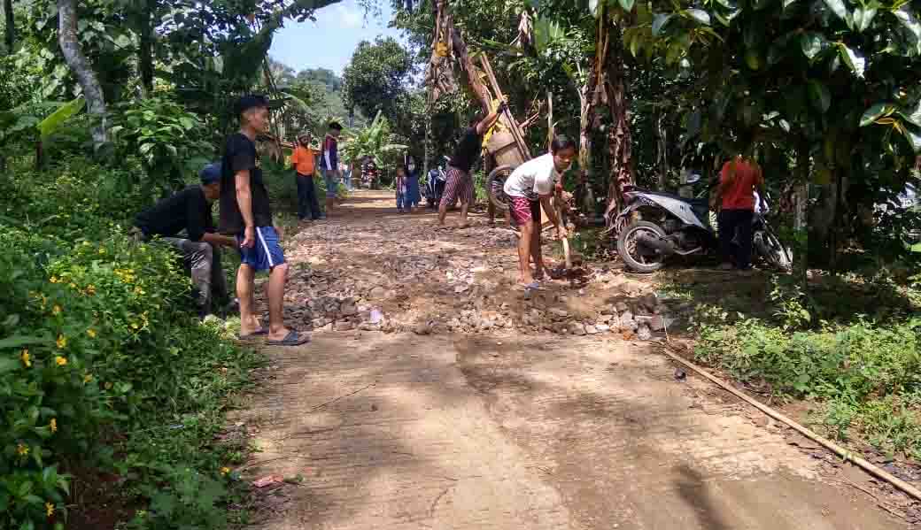 Melalui Swadaya, Pemdes Caringin Bersama Para Pemuda Lakukan Pelebaran Jalan Lingkungan