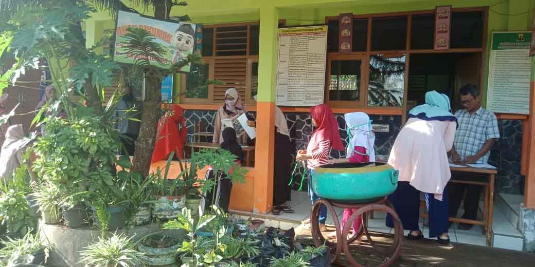 Lawan Covid-19, SDN Wangunreja Bagikan Masker Kain dan Hand Sanitizer gratis