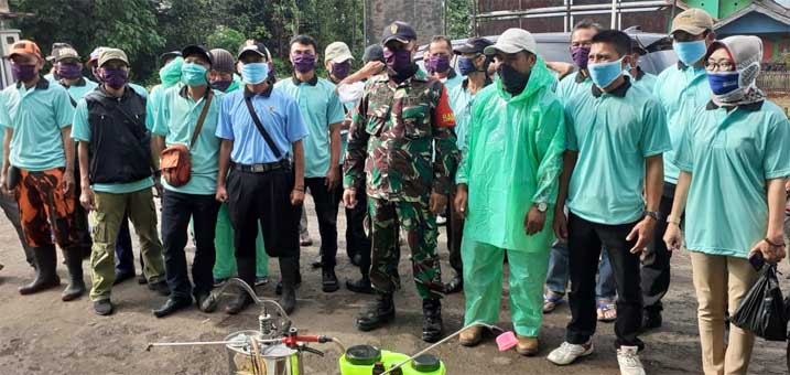 Lawan Covid-19, SDN Wangunreja Bagikan Masker Kain dan Hand Sanitizer gratis