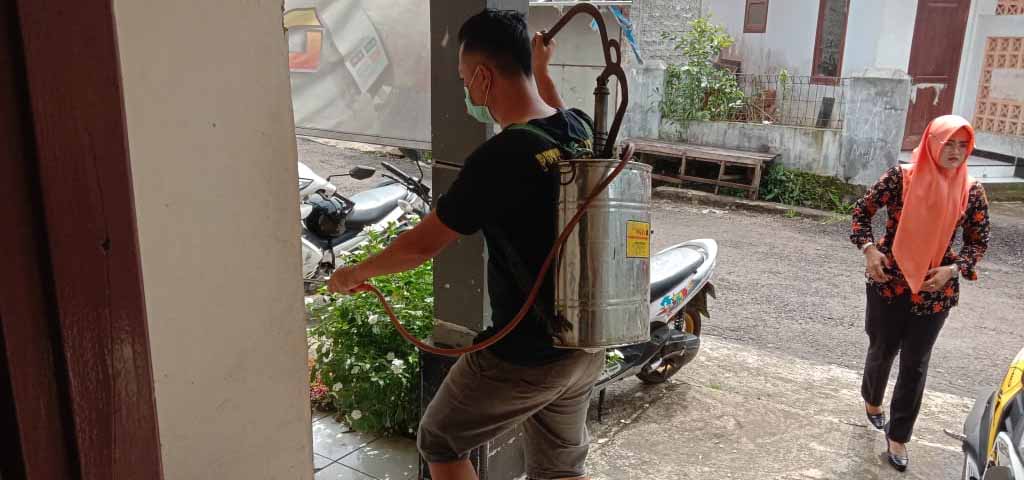 Cegah Covid-19, Pemdes Sukamaju Semprot Kantor Desa dan Fasum dengan Disinfektan