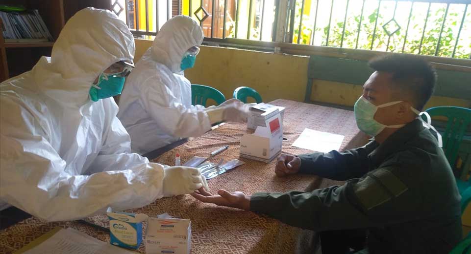 Lawan Covid-19, SDN Wangunreja Bagikan Masker Kain dan Hand Sanitizer gratis