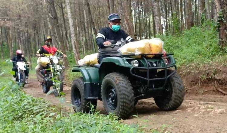 Bupati Sukabumi Gandeng Komunitas Trail Bagikan Sembako di Desa Tanjungsari