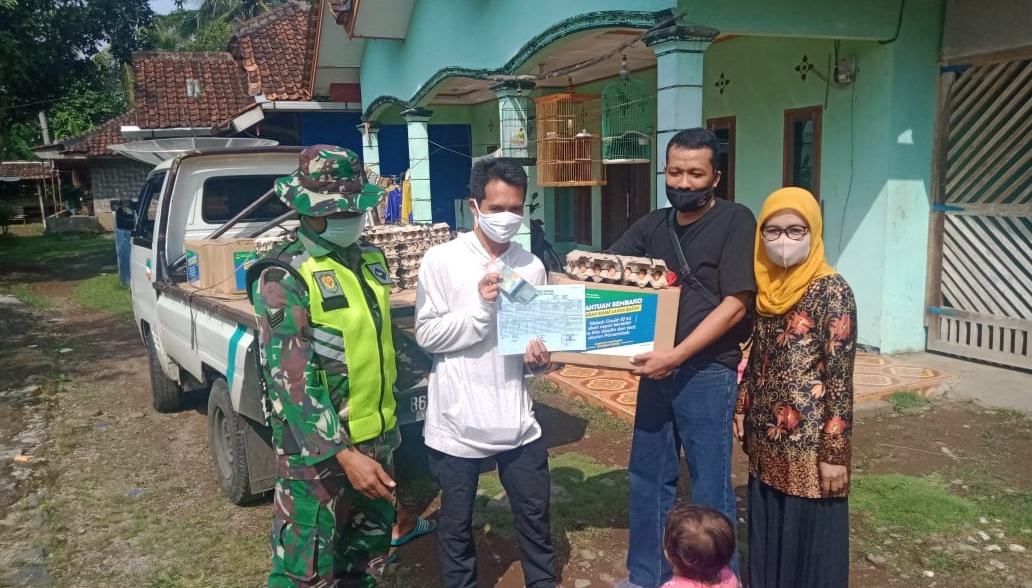 Pemdes Parakanlima Bagikan Bantuan Sosial Provinsi Jabar
