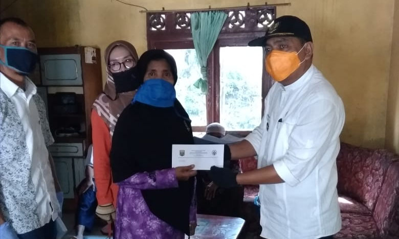 Bagikan BLT DD 2020, Kades Sukalarang Ajak Warga Waspada Covid-19