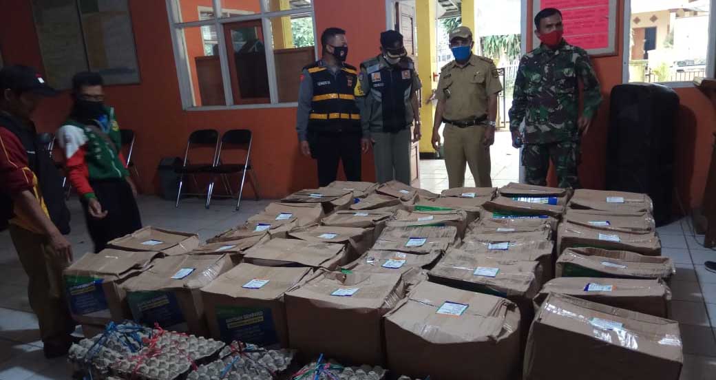 Pemdes Cisitu Bagikan Bansos Jabar kepada 102 KK