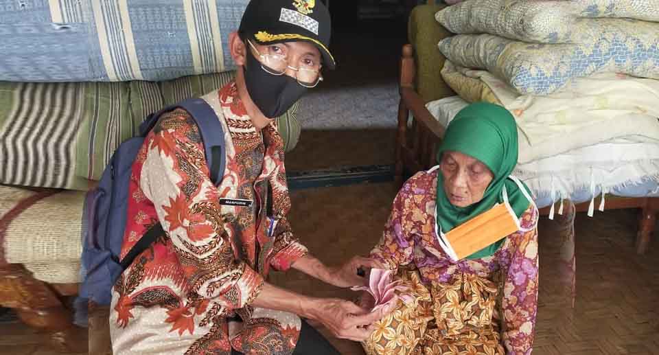 DD 2020 Cair, Pemdes Caringin Distribusikan BLT untuk Rarusan Warga Terdampak Covid-19