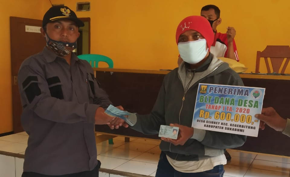 Pemdes Cijurey Bagikan BLT DD 2020 kepada 161 KPM