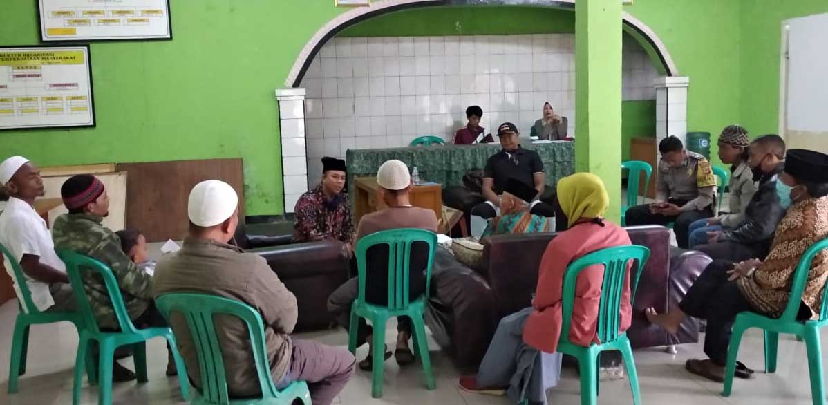 Pemdes Cisitu Bagikan Bansos Jabar kepada 102 KK