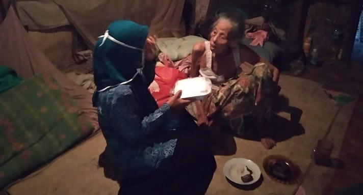 TP PKK Desa Bojongkalong Bagikan Nasi Bungkus