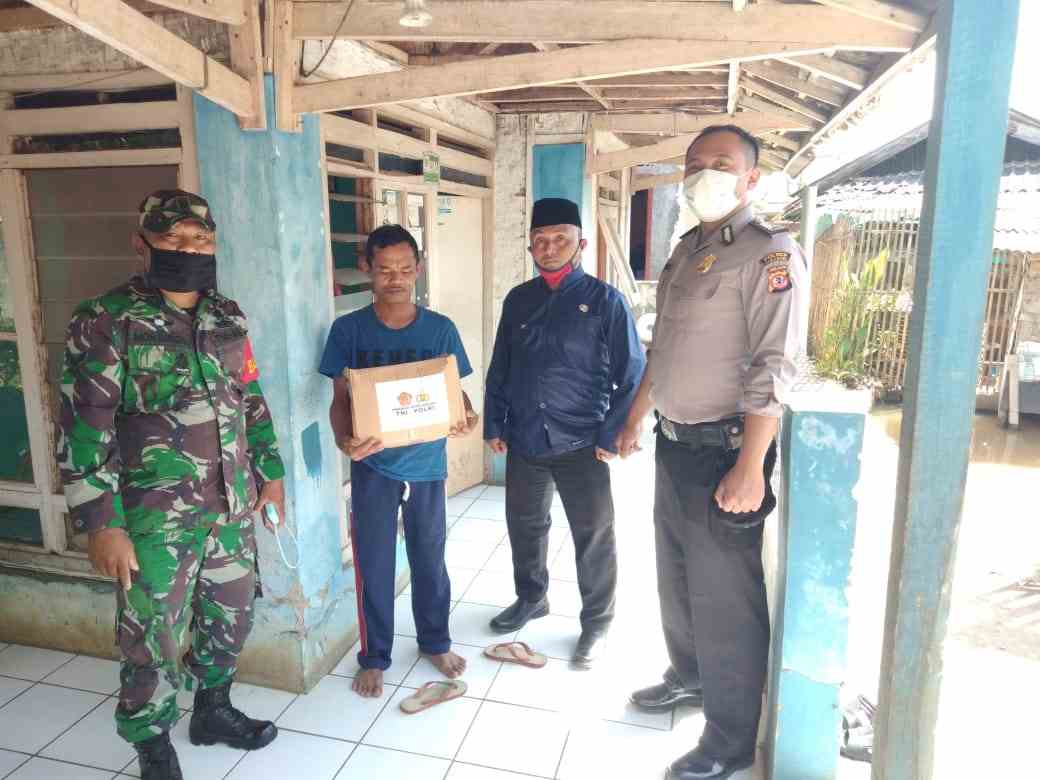 Bhabinkamtibmas Desa Cijurey Bagikan 21 Paket Bansos Kapolres Sukabumi