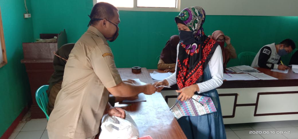 Pemdes Bantarkalong Bagikan BST Provinsi Jabar Susulan